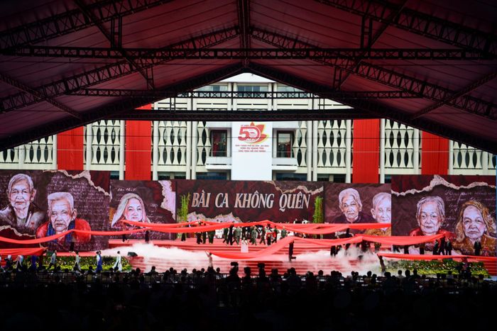  Những tiết mục được dàn dựng, biểu diễn công phu với sự tham gia của hàng trăm nghệ sĩ. 