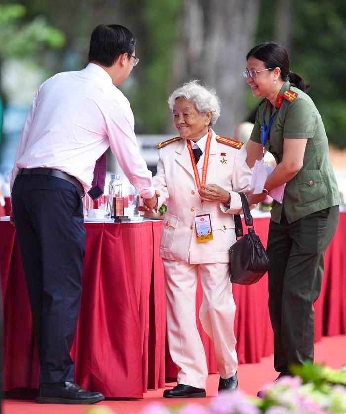  Trước đó, các cán bộ lão thành, đại biểu di chuyển đến Hội trường Thống Nhất từ sáng sớm để tham dự lễ. 