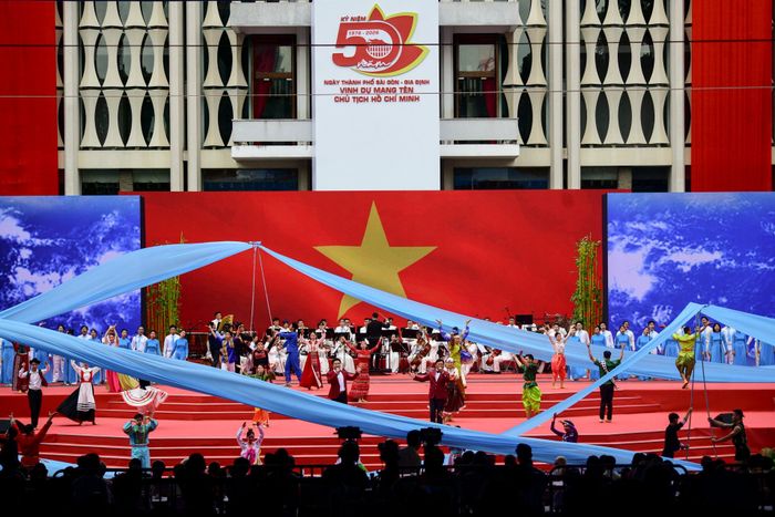 Khoảng 8h, chương trình nghệ thuật đặc biệt mang tên "TP.HCM - Sáng mãi tên Người" mở màn lễ kỷ niệm. Ca sĩ Cẩm Vân, Mỹ Tâm, HIEUTHUHAI, NSND Trọng Phúc, NSND Phượng Loan... tham gia hát mừng sự kiện trọng đại của TP.HCM. 