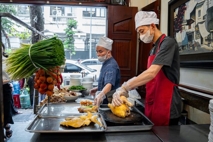 Quán phở gà trên phố Bảo Khánh (phường Hoàn Kiếm, Hà Nội). Ảnh: Trần Hiền.