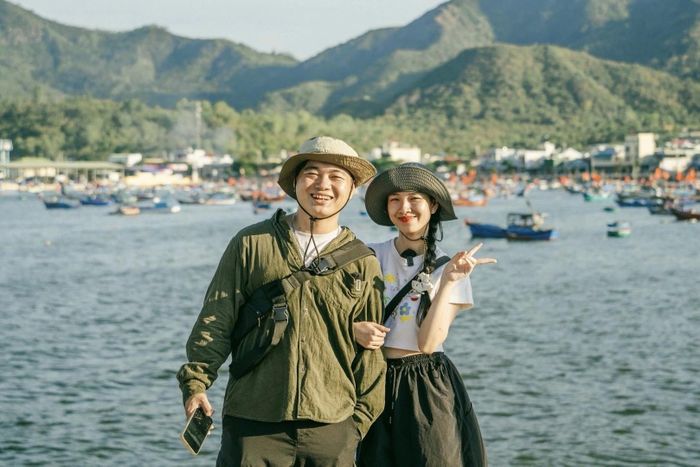 Du khách check-in làng chài Lương Sơn (Nha Trang) đầu tháng 5/2025. Ảnh: Nguyễn Đức Hiếu.