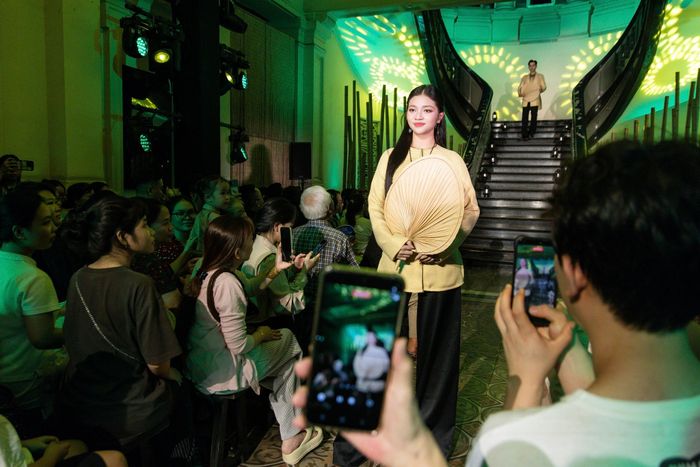 Điểm nhấn của khung giờ buổi tối là không gian trải nghiệm văn hóa đặc trưng bao gồm múa bóng rỗi, đờn ca tài tử Nam Bộ, vọng cổ và trình diễn thời trang. Thời lượng chương trình diễn ra trong vòng 30 phút, từ 19h30 đến 20h.