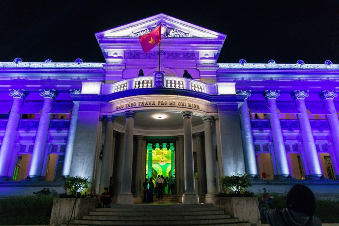 19h-21h ngày 27/6-5/7, Bảo tàng TP.HCM (phường Sài Gòn) trở thành điểm hẹn văn hóa về đêm dành cho người dân và du khách yêu di sản với chuỗi hoạt động trải nghiệm, thưởng thức đa dạng loại hình nghệ thuật dân gian. Khác với hình ảnh quen thuộc ban ngày, công trình được chiếu sáng bằng đèn LED sau 19h. Phần mặt tiền thu hút nhiều người dừng lại chụp ảnh trước khi vào tham quan.