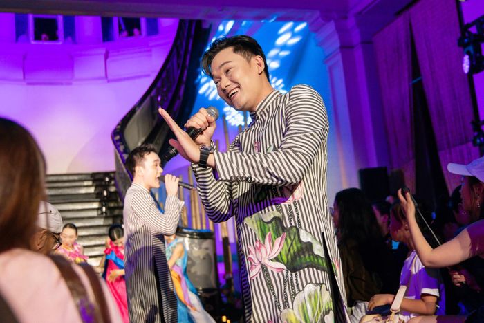 Không gian bảo tàng về đêm còn vang lên những giai điệu của âm nhạc dân tộc. Các nghệ sĩ biểu diễn nhiều tiết mục truyền thống ngay trong khuôn viên tòa nhà. Tiếng đàn, tiếng sáo và những làn điệu quen thuộc tạo nên bầu không khí gần gũi.