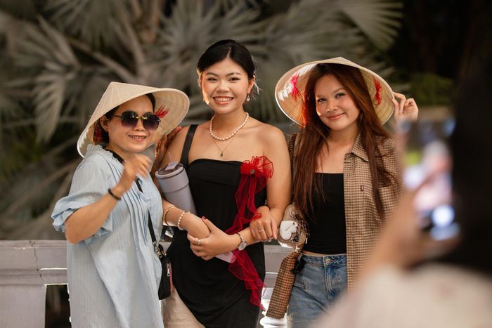 Thiên Kim (19 tuổi, ngụ phường Tân Sơn Nhì, ngoài cùng bên phải) cho biết đã di chuyển gần 10 km để tham dự đêm biểu diễn văn nghệ. Theo Kim, không gian bảo tàng về đêm tạo cảm giác mới mẻ hơn so với những lần tham quan trước. "Tôi thích cách chương trình kết hợp trưng bày với biểu diễn nghệ thuật. Người lớn tuổi có thể tìm lại những giá trị quen thuộc. Người trẻ như tôi cũng dễ tiếp cận hơn. Đây là hoạt động giúp nhiều thế hệ có cơ hội kết nối thông qua văn hóa và lịch sử", Kim nói.
