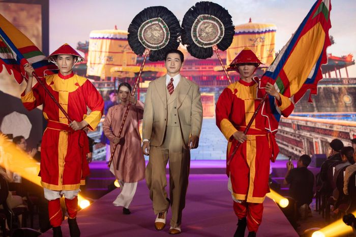  Ma Ran Đô lịch lãm trong bộ suit. Nam diễn viên chia sẻ anh tăng 14 kg để có thể phù hợp với vai vua Bảo Đại. Thời gian qua, anh tập trung hoàn toàn cho dự án Hoàng hậu cuối cùng. Áp lực lớn nhất của nam diễn viên ở dự án này là phải lột tả phong thái của vua Bảo Đại. 