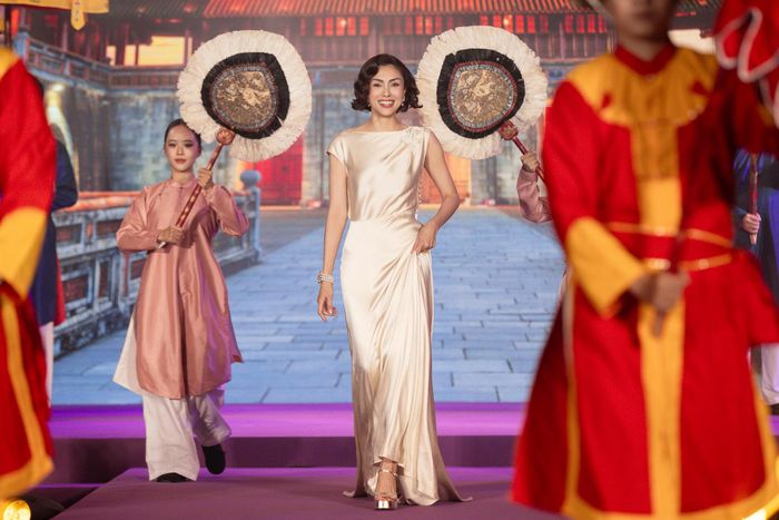  "Ngọc nữ" màn ảnh Việt kể đây là lần đầu đóng chung với bạn diễn kém 11 tuổi. Cả hai sau đó nói chuyện, trao đổi và thảo luận về nhân vật. Tăng Thanh Hà nói may mắn khi Ma Ran Đô rất kiên nhẫn với cô. "Tôi nghĩ rằng có thể bên ngoài, mình và Ma Ran Đô chênh lệch tuổi tác nhưng trong điện ảnh lại khác. Diễn viên còn có hóa trang, cảm xúc, bối cảnh, câu chuyện, rất thú vị. Tôi tin rằng khi khán giả bước vào câu chuyện, họ sẽ không quan tâm đến sự chênh lệch tuổi tác của diễn viên nữa". 