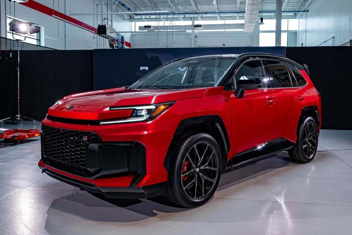  Toyota tiếp tục ghi nhận doanh số các dòng xe điện hóa tăng khoảng 20%, chiếm tới 57% tổng lượng xe bán ra trong quý II/2026. Đối với Hyundai, doanh số xe hybrid tăng đến 71% trong quý trước. 