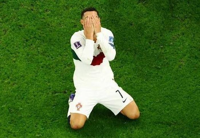  Ronaldo bật khóc sau khi bị loại 4 năm trước. 