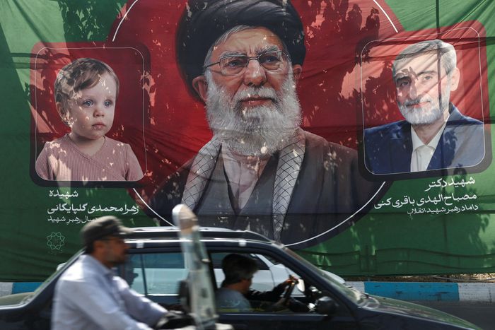 Hình ảnh tưởng nhớ cố Lãnh tụ Tối cao Iran Ali Khamenei xuất hiện nhiều trên đường phố Tehran những ngày này. Ảnh: Reuters.
