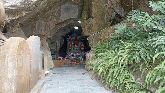 Bộ tranh được chia làm 2 khối, khắc trên 2 vách đá, mỗi vách 9 bức tại động Liên Hoa thể hiện tính chất đối xứng, đều đặn và hài hòa. Kết hợp trong không gian thờ tự huyền bí động Liên Hoa, với Phật điện, tượng thờ Trấn Vũ Thiên Tôn, 9 pho tượng tòa Địa Tạng tạo nên sự linh thiêng, huyền bí hiếm thấy của một Phật động trong ngôi chùa Việt ở Bắc Bộ