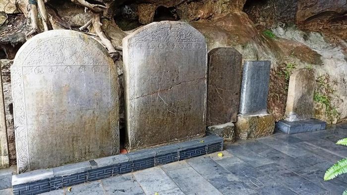 Ở đây hiện có bộ tranh khắc ma nhai 18 vị La Hán, 1 ma nhai bia “Kiến Gia Bính Ngọ niên” động Liên Hoa nằm trong 26 văn khắc trên đá hiện tồn tại ở chùa Phong Phú. Các bức ma nhai khắc trên vách núi đá này là độc bản và duy nhất hiện có ở Việt Nam
