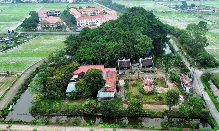 Chùa Phong Phú (hay còn gọi động Liên hoa) nằm ở phường Tây Hoa Lư (Ninh Bình) theo sử sách có từ thời vua Đinh Tiên Hoàng (thế kỷ X)