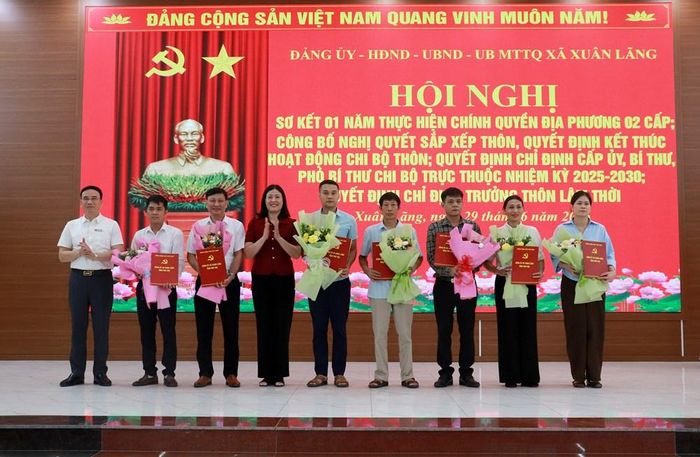 Bà Phạm Thị Thu Hương, Tỉnh ủy viên, Phó Trưởng ban Thường trực Ban Tuyên giáo và Dân vận Tỉnh ủy Phú Thọ trao quyết định sắp xếp các thôn trên địa bàn xã Xuân Lãng.