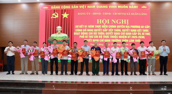 Lãnh đạo xã Xuân Lãng trao các quyết định cho đại diện các chi bộ và trưởng thôn được chỉ định.