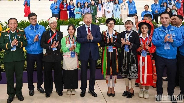 Tổng Bí thư, Chủ tịch nước Tô Lâm cùng các đại biểu tham dự Đại hội Liên hiệp thanh niên Việt Nam lần thứ IX. Ảnh: Báo Nhân Dân