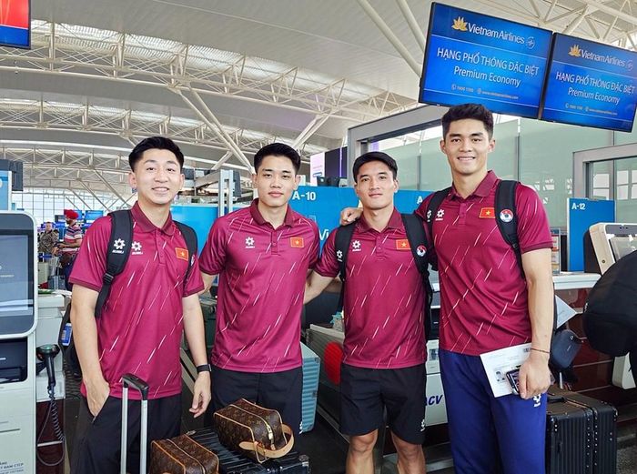 Đình Bắc (thứ hai từ trái sang) cùng các đồng đội rạng rỡ trước giờ lên đường