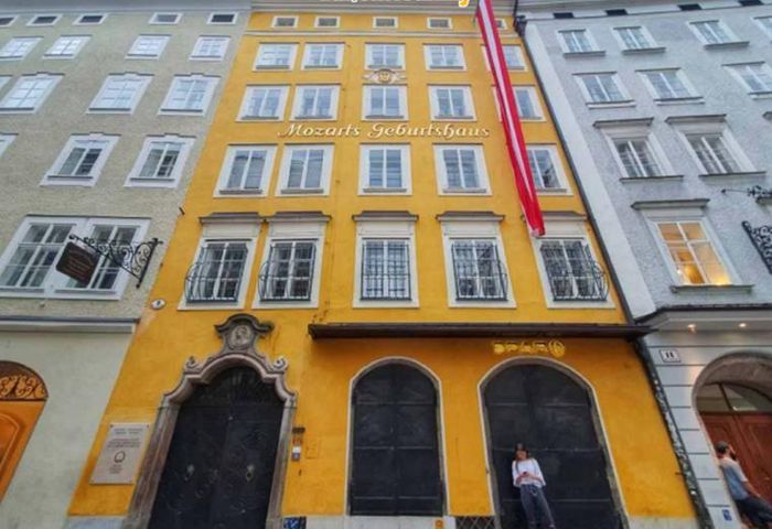Ngôi nhà Mozart nằm trong khu phố cổ Salzburg, nơi đang áp dụng các biện pháp hạn chế ô tô du khách trong mùa hè. Ảnh: Du lịch Hoàn mỹ