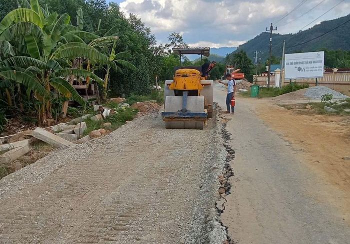 Tuyến đường liên thôn dẫn vào Làng văn hóa Cơ Tu (xã Khe Tre) đang được thi công trở lại. Ảnh: VT