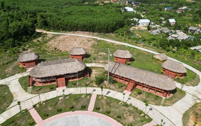 Các hạng mục công trình tại Khu bảo tồn làng văn hóa Cơ Tu ở xã Khe Tre đã cơ bản hoàn thiện. Ảnh: VT