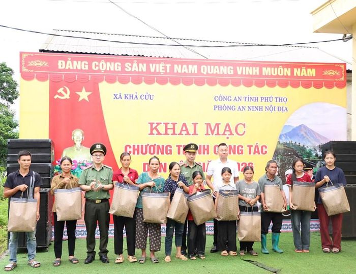 Ban tổ chức tặng quà cho các hộ gia đình có hoàn cảnh khó khăn trên địa bàn xã Khả Cửu. Ảnh: Công an Phú Thọ