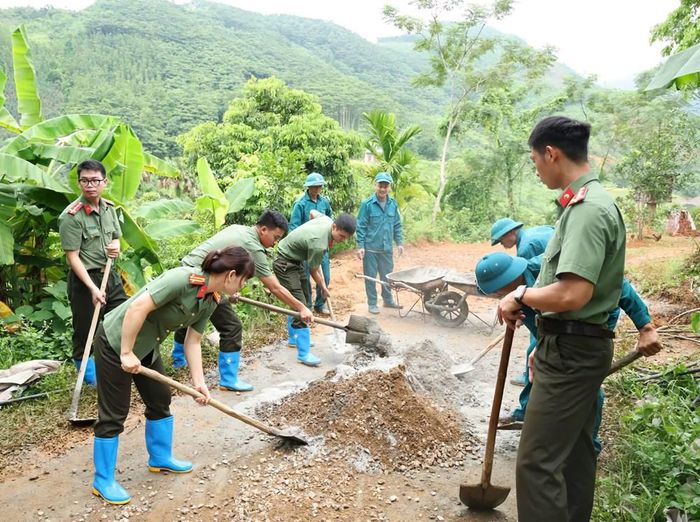 Cán bộ, chiến sĩ tham gia san gạt mặt bằng, vận chuyển vật liệu, khởi công xây dựng “Con đường dân vận”. Ảnh: Công an Phú Thọ