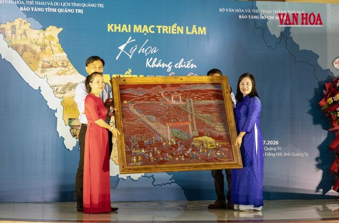 Tặng quà lưu niệm cho Bảo tàng tỉnh Quảng Trị
