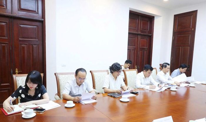 Thành viên Ban Tổ chức và các đại biểu dự cuộc họp