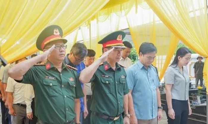 Các đại biểu dành phút tưởng niệm các anh hùng liệt sĩ