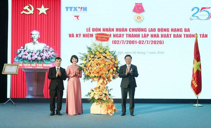 Ủy viên BCH Trung ương Đảng, Phó Trưởng Ban Tuyên giáo và Dân vận Trung ương Trần Thanh Lâm tặng hoa chúc mừng tập thể Nhà xuất bản Thông tấn tại buổi lễ