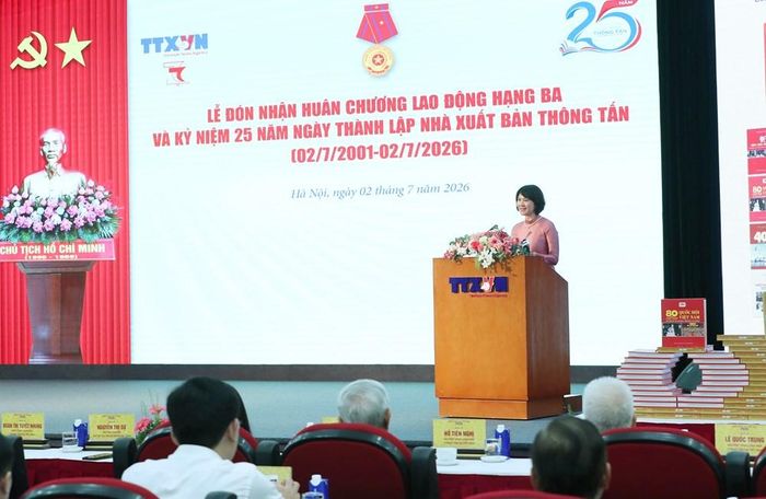 Bà Phùng Thị Mỹ, Giám đốc, Tổng Biên tập Nhà xuất bản Thông tấn phát biểu tại Lễ kỷ niệm