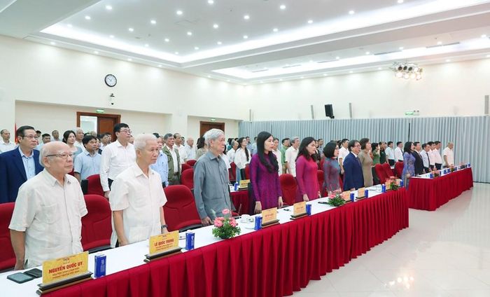 Các đại biểu thực hiện nghi lễ chào cờ
