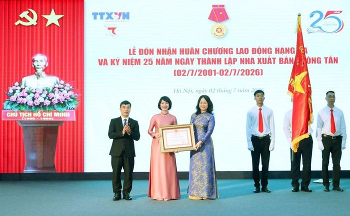 Thừa ủy quyền của Chủ tịch nước, Ủy viên BCH Trung ương Đảng, Bộ trưởng Bộ VHTTDL Lâm Thị Phương Thanh trao Huân chương Lao động hạng Ba tặng Nhà xuất bản Thông tấn