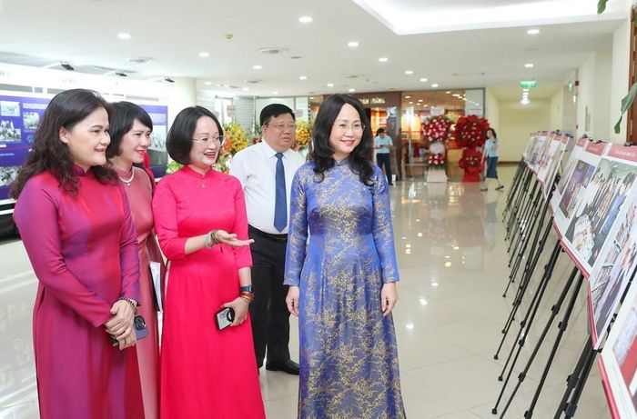 Ủy viên BCH Trung ương Đảng, Bộ trưởng Bộ VHTTDL Lâm Thị Phương Thanh tham quan triển lãm ảnh