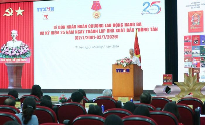 Nguyên Tổng giám đốc Thông tấn xã Việt Nam Lê Quốc Trung chia sẻ những kỷ niệm và dấu ấn trong quá trình gắn bó với Nhà xuất bản Thông tấn tại buổi lễ