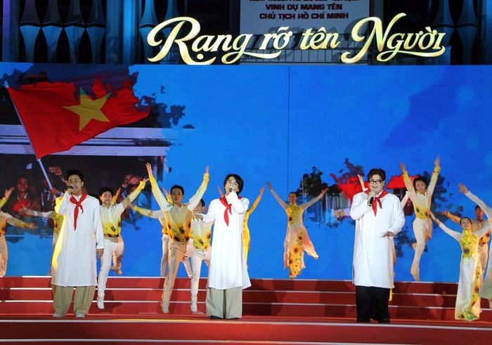 Nhóm DTAP sẽ biểu diễn ca khúc "Nhà tôi có treo một lá cờ"