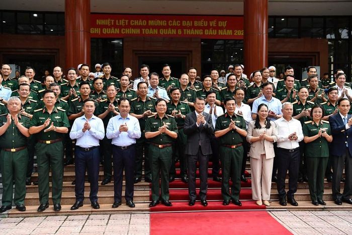 Thủ tướng Lê Minh Hưng với các đại biểu dự Hội nghị