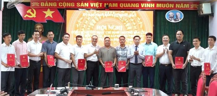 Trao quyết định về việc chỉ định các chức danh trưởng bản trên địa bàn xã Chiềng Hặc