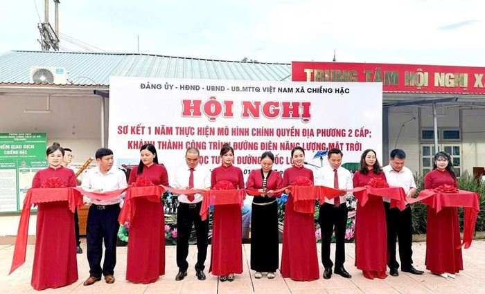 Cắt băng khánh thành đường điện năng lượng mặt trời dọc tuyến Quốc lộ 6