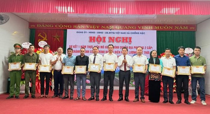 Nhiều tập thể, cá nhân được khen thưởng vì có thành tích xuất sắc trong triển khai sắp xếp, vận hành bộ máy chính quyền địa phương 2 cấp