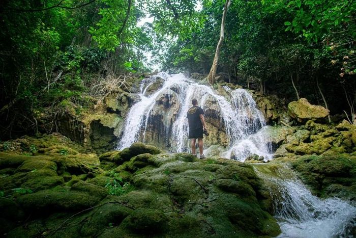 Tắm thác Khe Dầu, cắm trại qua đêm là những trải nghiệm thú vị. Ảnh: Na Lay Adventure