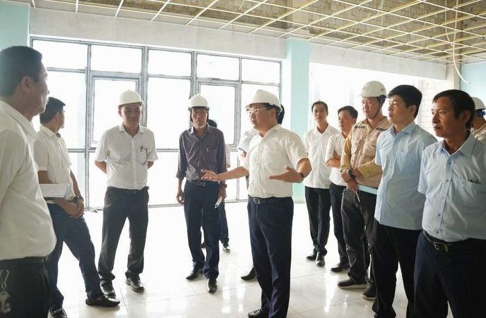Ông Hoàng Hải Minh, Phó Chủ tịch Thường trực UBND TP. Huế kiểm tra tại dự án. Ảnh: N.M