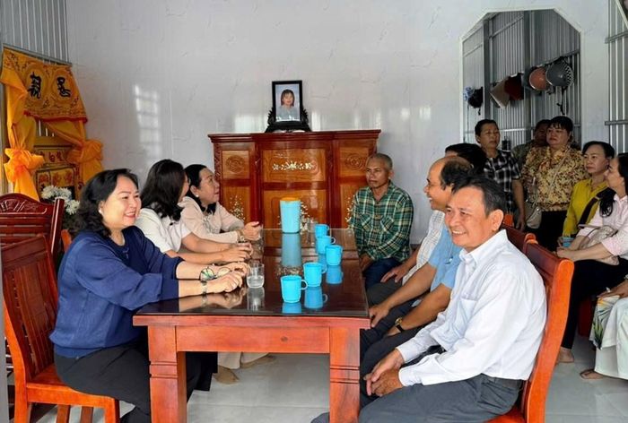 Căn nhà mới được các mạnh thường quân hỗ trợ bàn ghế, tủ thờ mới