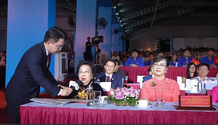 Đại biểu Quốc hội Nguyễn Thị Hoài Thu xúc động kể lại thời khắc thiêng liêng lịch sử ngày 2.7.1976 khi Quốc hội quyết nghị đặt tên Thành phố Hồ Chí Minh