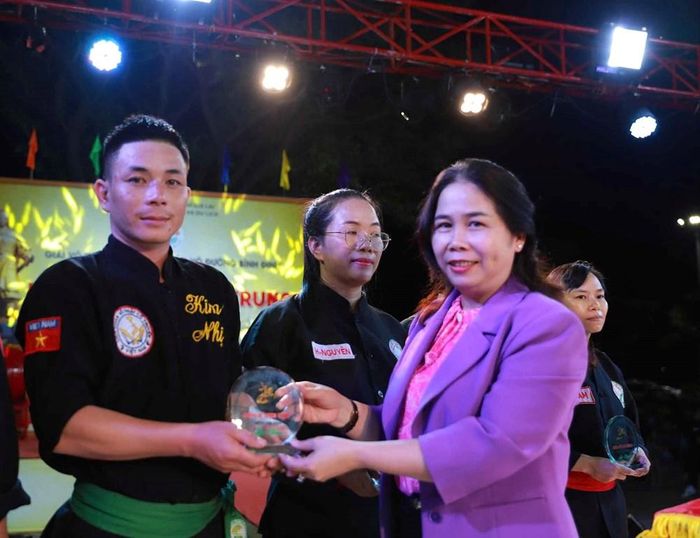 Ban Tổ chức trao kỷ niệm chương cho trọng tài và các đoàn tham gia giải đấu