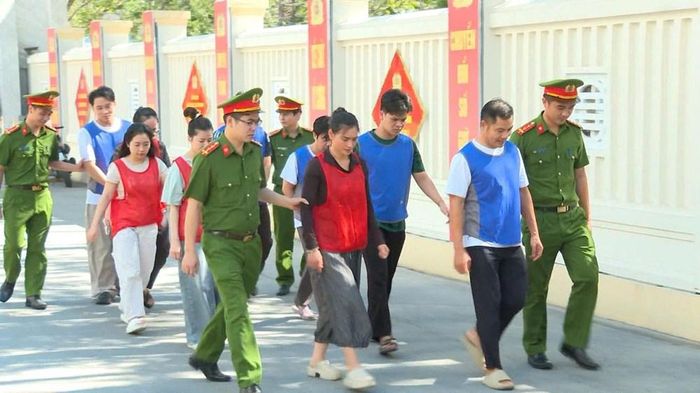 Các đối tượng liên quan đến vụ án tại cơ quan Công an. Ảnh: C.A