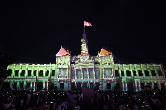 Ba tác phẩm 3D mapping gồm “Âm vang Đại Việt”, “Nửa thế kỷ tự hào - Nhịp đập Sài Gòn” và “Kỷ nguyên vươn mình” được trình chiếu trên nền kiến trúc mặt tiền trụ sở UBND TP. Hồ Chí Minh. Ảnh: Hồng Đạt - TTXVN