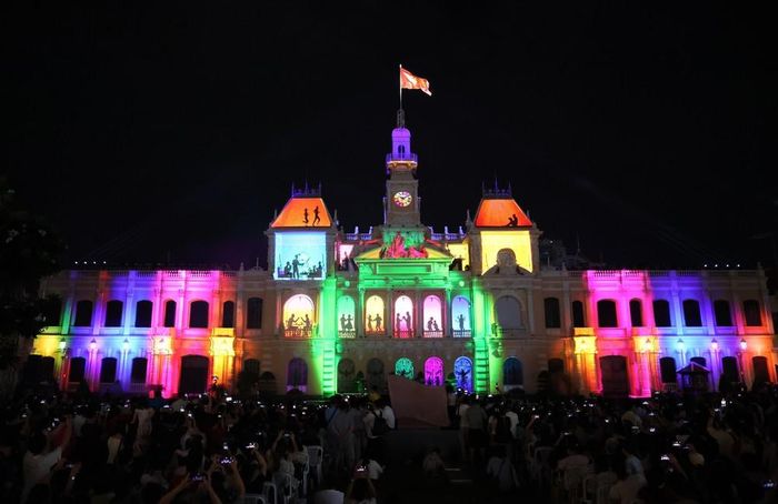 Tác phẩm 3D mapping “Nửa thế kỷ tự hào - Nhịp đập Sài Gòn” trình chiếu trên nền kiến trúc mặt tiền trụ sở UBND TP. Hồ Chí Minh trong đêm khai mạc. Ảnh: Hồng Đạt - TTXVN