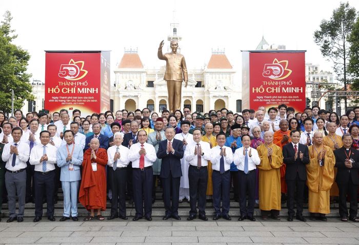 Tổng Bí thư, Chủ tịch nước Tô Lâm và các đồng chí lãnh đạo, nguyên lãnh đạo Đảng, Nhà nước dâng hoa tưởng nhớ Chủ tịch Hồ Chí Minh tại Công viên tượng đài Chủ tịch Hồ Chí Minh (đường Nguyễn Huệ, phường Sài Gòn). Ảnh: Thống Nhất – TTXVN