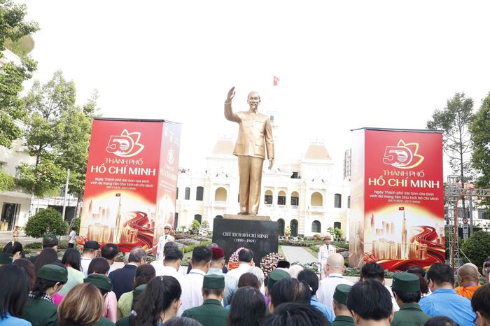 Tượng đài Chủ tịch Hồ Chí Minh trên đường Nguyễn Huệ, phường Sài Gòn. Ảnh: Thống Nhất – TTXVN